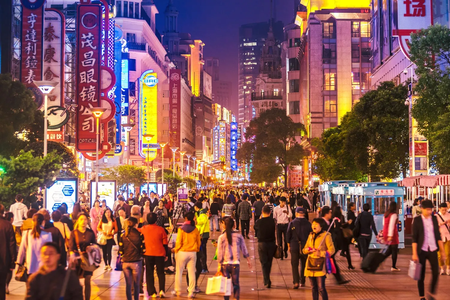Calle de tiendas en Shanghái, China, de noche