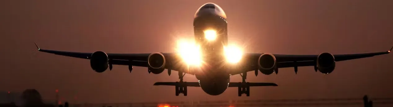 Foto de un avión despegando